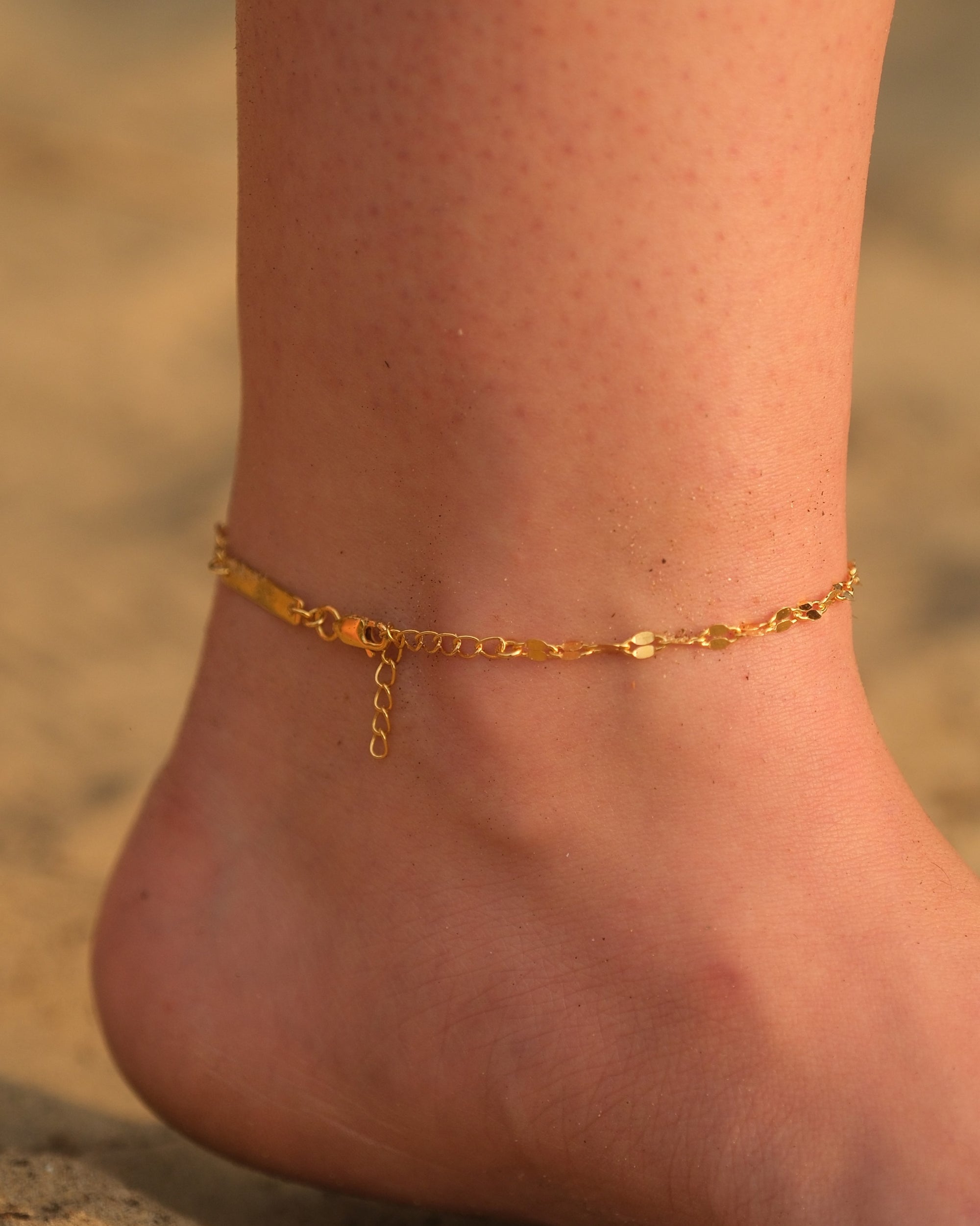 Close-up of the lobster claw clasp and adjustable 22 cm + 4 cm chain on the Dune anklet