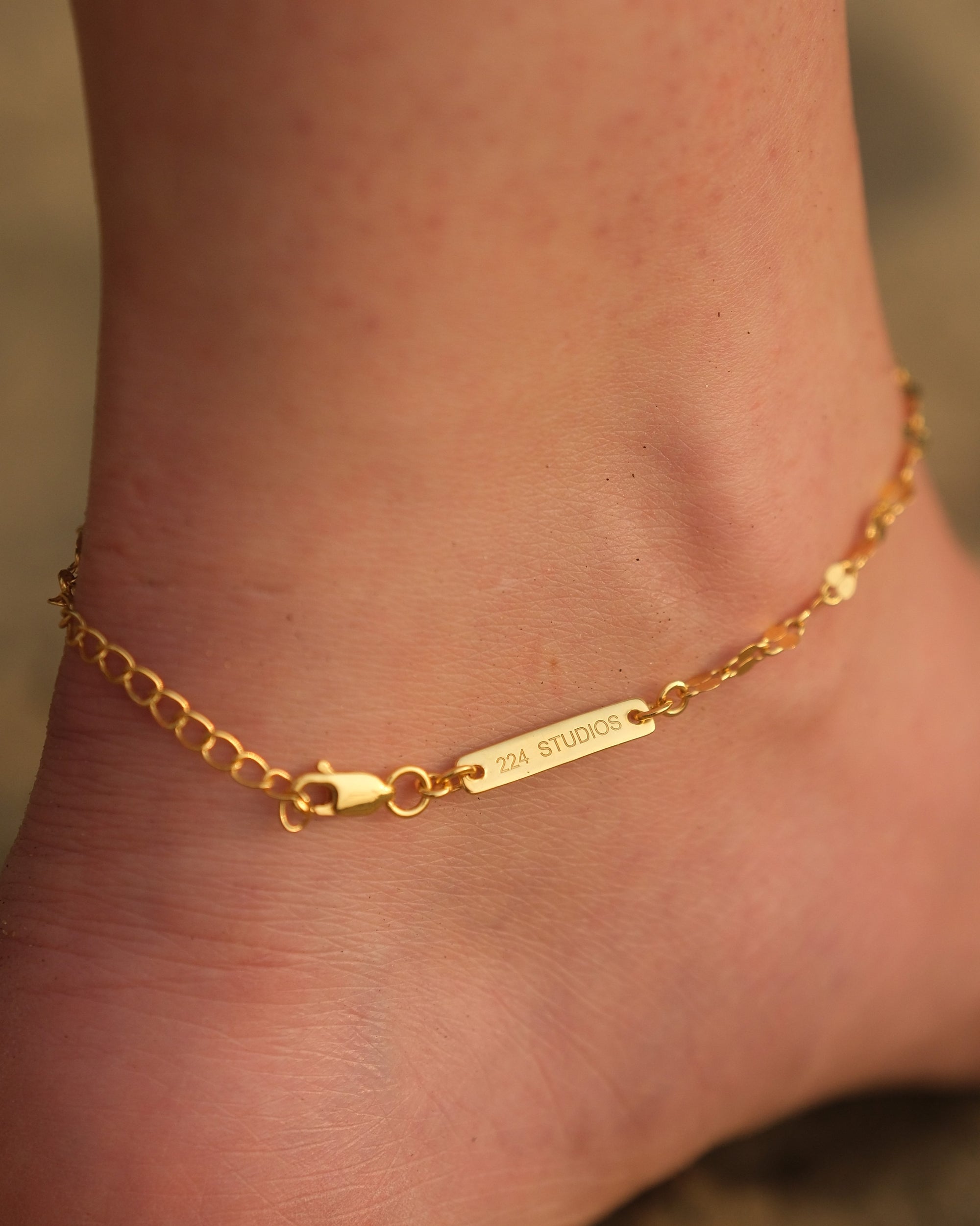 Artisan handcrafting the Dune anklet in 18KT gold vermeil at Jaipur atelier